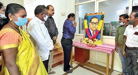 அம்பேத்கரின் 64-வது நினைவு தினத்தையொட்டி வேலூரில் அவரது உருவச்சிலைக்கு மாலை அணிவித்து மரியாதை செலுத்திய மாவட்ட ஆட்சியர் சண்முகசுந்தரம். அடுத்த படங்கள் : ராணிப்பேட்டை ஆட்சியர் அலுவலகத்தில் அம்பேத்கர் உருவப்படத்துக்கு மலர் தூவி மரியாதை செலுத்திய மாவட்ட ஆட்சியர் கிளாட்ஸ்டன் புஷ்பராஜ். திருப்பத்தூர் மாவட்ட ஆட்சியர் அலுவலகத்தில் அம்பேத்கர் உருவப்படத்துக்கு மலர்தூவி மரியாதை செலுத்திய ஆட்சியர் சிவன்அருள். கடைசிப்படம்: தி.மலையில் அம்பேத்கர் சிலைக்கு மாலை அணிவித்து மரியாதை செலுத்திய முன்னாள் அமைச்சரும் எம்எல்ஏவுமான எ.வ.வேலு.