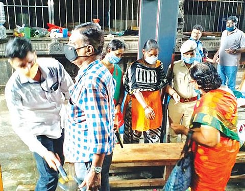 திருவண்ணாமலை அண்ணாமலையார் கோயிலில் நேற்று சுவாமி தரிசனம் செய்ய வந்த பக்தர்களை சோதனையிட்ட காவல் துறையினர்.