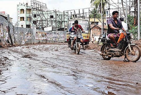 திருச்சி சத்திரம் பேருந்து நிலையத்தில் சேறும் சகதியுமாக மாறியுள்ள சாலை. படம்: ஜி.ஞானவேல்முருகன்