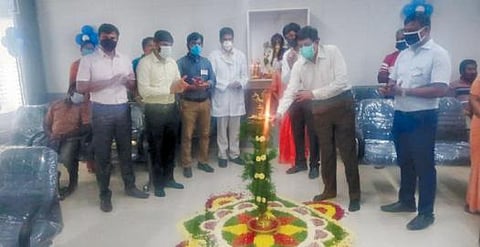 சேலத்தில் தி ஐ பவுண்டேஷன் கண் மருத்துவமனை திறப்பு விழா நடந்தது. மருத்துவமனை சேர்மன் ராமமூர்த்தி குத்து விளக்கேற்றி வைத்தார். உடன் மருத்துவமனை நிர்வாகிகள் மற்றும் மருத்துவர்கள், ஊழியர்கள்.