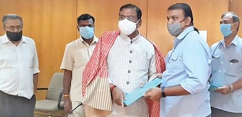 சேலம் உருக்காலையில் ஆய்வு நடத்திய மத்திய இணை அமைச்சர் ஃபக்கன் சிங் குலாஸ்தியிடம், கோரிக்கை மனு அளித்த சிஐடியு நிர்வாகி சுரேஷ்குமார் உள்ளிட்ட தொழிற்சங்க நிர்வாகிகள்.