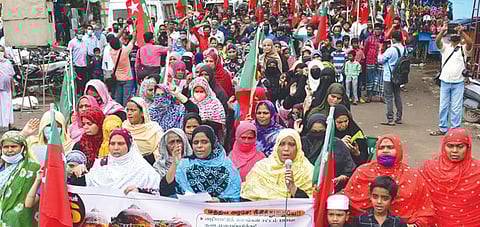 மதுரை தெற்குவாசல் சின்னக் கடை வீதியில் நடைபெற்ற எஸ்டிபிஐ கட்சி ஆர்ப்பாட்டத்தில் பங்கேற்றோர். படம்: எஸ்.கிருஷ்ணமூர்த்தி