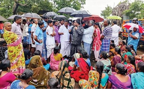 மழை வெள்ள பாதுகாப்பு நடவடிக்கை எடுக்காததை கண்டித்து சிதம்பரம் அருகே குச்சிப்பாளையம் பொதுமக்கள் சாலைமறியல் போராட்டத்தில் ஈடுபட்டனர்.