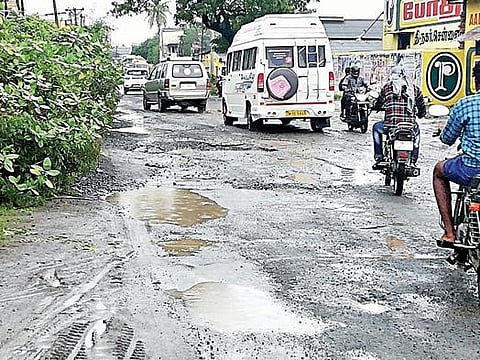 முத்தியால்பேட்டை பகுதியில் காஞ்சிபுரம்-செங்கல்பட்டு செல்லும் பிரதான சாலை கனமழையால் கடுமையாக சேதமடைந்துள்ளது.