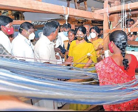 கந்துவட்டி கும்பல் பிடியில் மகளிர் சுயஉதவிக் குழுக்கள் கனிமொழி எம்.பி. குற்றச்சாட்டு