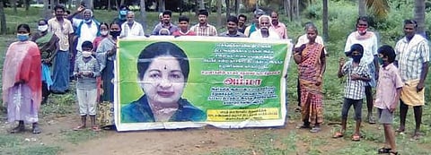 எண்ணெய் குழாய் பதிக்கும் திட்ட ஒப்பந்தத்தை மீறியதாக அதிகாரிகளை கண்டித்து விவசாயிகள் ஆர்ப்பாட்டம்