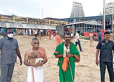 திருச்செந்தூர் செந்திலாண்டவர் கோயில் உண்டியலில் காணிக்கையாக செலுத்துவதற்காக வேலை கொண்டுவந்த தமிழக பாஜக தலைவர் எல்.முருகன்.