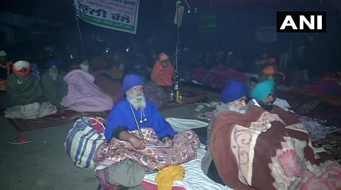 டெல்லியில் கடும் குளிரிலும் விவசாயிகள் போராட்டம்