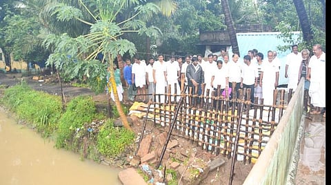 குமராட்சி அருகே வெண்ணையூர் கிராமத்தில் வடக்குராஜன் வாய்க்காலை எம்எல்ஏ முருகுமாறன் பார்வையிட்டார்.