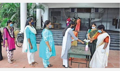 தமிழகத்தில் 8 மாதங்களுக்குப் பின் கல்லூரிகள் திறப்பு: கரோனா கட்டுப்பாடுகளுடன் மாணவர்கள் அனுமதி