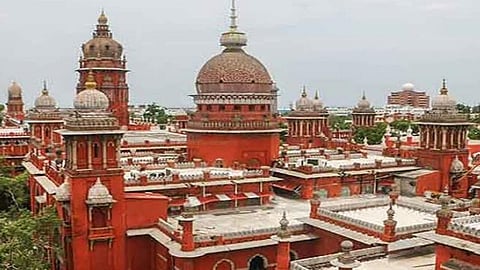 புதிதாக கட்டப்படும் மருத்துவக் கல்லூரிகளுக்கான விதிகளை அமல்படுத்தக் கோரிய வழக்கு: மத்திய-மாநில அரசுகளுக்கு உயர் நீதிமன்றம் நோட்டீஸ்