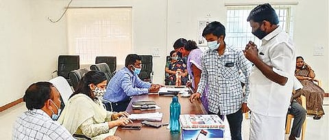 திருப்பத்தூர் மாவட்ட ஆட்சியர் அலுவலகத்தில் மக்கள் குறைதீர்வுக்கூட்டத்தில் மனு அளிக்க வந்த பொதுமக்கள்.படம்:ந.சரவணன்.