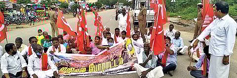 திருவண்ணாமலை அருகே சாலை மறியலில் ஈடுபட்ட கம்யூனிஸ்ட் கட்சியினர்.