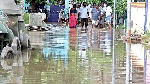 கோவில்பட்டி பகுதியில் விடிய விடிய பெய்த மழையால் அத்தை கொண்டான் கண்மாய் நிரம்பி மறுகால் பாயும் தண்ணீர் இளையரசனேந்தல் சாலையில் பெருக்கெடுத்து ஓடியது.