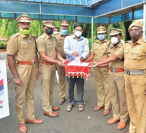 திருநெல்வேலியில் கொடிநாள் வசூலை தொடங்கி வைத்த மாவட்ட ஆட்சியர் வே.விஷ்ணு.