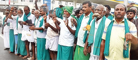 திருச்சியில் நேற்று வாயில் எலிகளை கவ்வியபடி ஆர்ப்பாட்டத்தில் ஈடுபட்ட விவசாயிகள்.படம்:ஜி.ஞானவேல்முருகன்