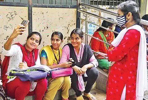 முதல் நாளன்று தங்கள் நண்பர்களைச் சந்தித்து செல்பி எடுத்து மகிழ்ந்த மதுரை மீனாட்சி அரசு கல்லூரி மாணவிகள். படம்:எஸ்.கிருஷ்ணமூர்த்தி