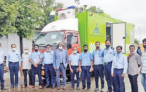 புதிய பாதுகாப்பு வாகனம் மற்றும் அலுவலர்களுடன் மதுரை விமான நிலைய இயக்குநர் செந்தில்வளவன்.