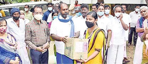 திருமங்கலத்தில் நடந்த நிகழ்ச்சியில் ஒரு பெண்ணுக்கு நலத்திட்ட உதவி வழங்கிய அமைச்சர் ஆர்.பி. உதயகுமார்.