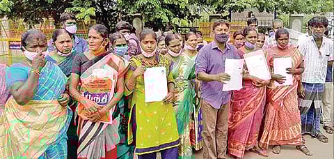 திருப்பூர் ஆட்சியர் அலுவலகத்துக்கு நேற்று மனு அளிக்க வந்த பல்லடம் கள்ளிமேடு பகுதியைச் சேர்ந்த பொதுமக்கள். படம்: இரா.கார்த்திகேயன்