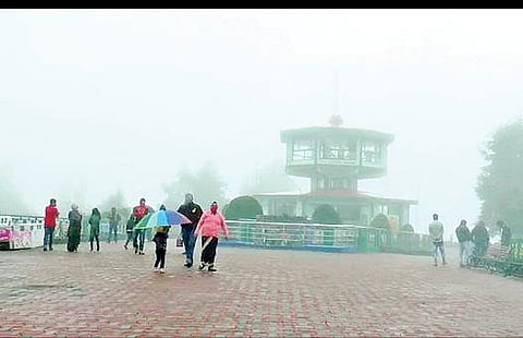 நீலகிரி மாவட்டம் உதகை தொட்டபெட்டா சிகரத்தில் சாரல் மழை மற்றும் பனி மூட்டத்தை ரசித்த சுற்றுலாப் பயணிகள்.