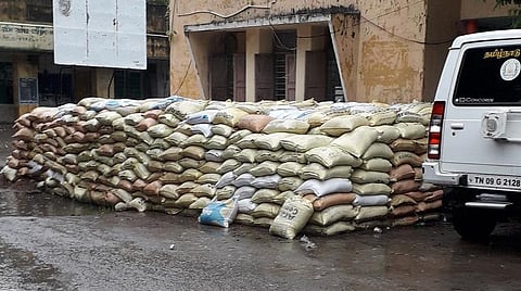 விருத்தாசலம் ஊராட்சி ஒன்றியத்தில் அடுக்கிவைக்கப்பட்டுள்ள மணல் மூட்டைகள்.