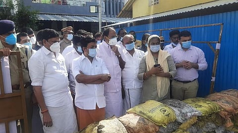 சிதம்பரத்தில் மழையால் இளமையாக்கினார் குளம் சுவர் இடிந்த இடத்தில் மணல் மூட்டைகள் அடுக்கப்பட்டு வருவதை அமைச்சர்கள் சண்முகம், சம்பத், தங்கமணி, எம்எல்ஏ பாண்டியன் ஆகியோர் பார்வையிட்டனர்.