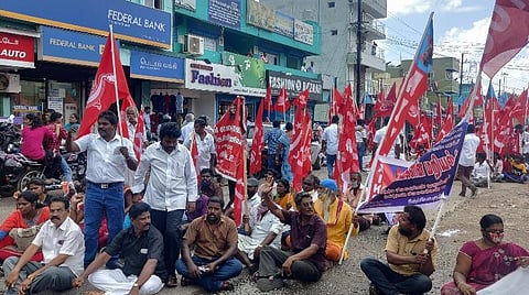 திருப்போரூரில் ஓஎம்ஆர் சாலையில் மறியல் போராட்டத்தில் ஈடுபட்ட இந்தியக் கம்யூனிஸ்ட் உள்ளிட்ட பல்வேறு கூட்டமைப்பினர்.