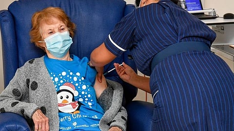 பிரிட்டனில் பைஸர் கரோனா தடுப்பூசி செலுத்திக் கொண்ட 90 வயது மூதாட்டி