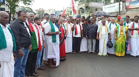 காரைக்கால் புதிய பேருந்து நிலையம் அருகே காரை பிரதேச விவசாயிகள் நலச்சங்கத்தின் சார்பில் நடைபெற்ற ஆர்ப்பாட்டத்தில் பங்கேற்றோர்.