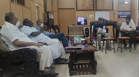 காரைக்கால் மாவட்ட ஆட்சியர் அலுவலகத்தில் அமைச்சர் எம்.கந்தசாமி தலைமையில் நடைபெற்ற ஆலோசனைக் கூட்டத்தில் பங்கேற்றோர்.