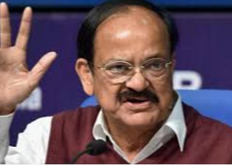 மாணவர்களுக்கு வழிகாட்ட தொழில்துறையோடு பல்கலைக்கழகங்கள் கைகோர்க்க வேண்டும்: வெங்கய்ய நாயுடு