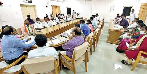 திருப்பத்தூர் மாவட்ட ஆட்சியர் அலுவலகத்தில் நடைபெற்ற வாக்காளர் சிறப்பு சுருக்க திருத்த முகாம் தொடர்பான ஆலோசனைக்கூட்டம் ஆட்சியர் சிவன் அருள் தலைமையில் நடைபெற்றது. அருகில், அங்கீகரிக்கப்பட்ட அரசியல் கட்சியினர்.