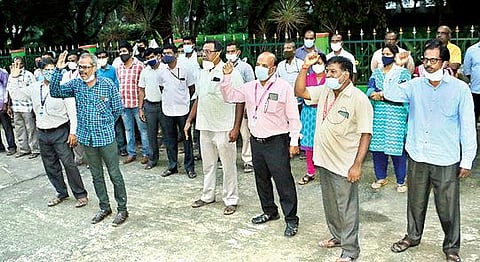 புதுடெல்லியில் போராட்டத்தில் ஈடுபட்டுள்ள விவசாயிகளுக்கு ஆதரவு தெரிவித்தும், வேளாண் சட்டங்களை திரும்பப்பெற வலியுறுத்தி நேற்று வேலூர் அண்ணா சாலையில் மறியலில் ஈடுபட்ட இந்திய கம்யூனிஸ்ட் கட்சியினர். அடுத்த படங்கள்: ஜோலார்பேட்டையில் போராட்டத்தில் ஈடுபட்ட விவசாய போராட்டக் குழுவினர். திருவண்ணாமலையில் சாலை மறியலில் ஈடுபட்ட இடதுசாரிகள். கடைசிப் படம்: ராணிப்பேட்டை முத்துக்கடை பேருந்து நிலையம் அருகில் ஆர்ப்பாட்டத்தில் ஈடுபட்ட கம்யூனிஸ்ட் கட்சியினர்.