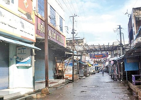 திருச்சி மத்திய பேருந்து நிலையம் அருகே நேற்று சாலை மறியலில் ஈடுபட்ட பல்வேறு கட்சியினர் மற்றும் தொழிற்சங்கத்தினர்.படம்: ஜி.ஞானவேல்முருகன்