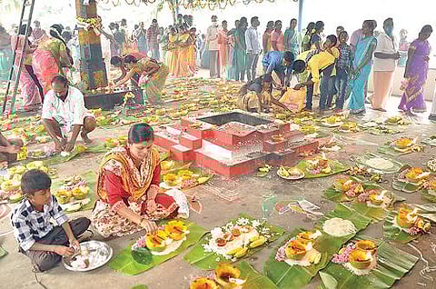 கல்லுகுறிக்கி காலபைரவர் கோயிலில் நடந்த பைரவர் ஜெயந்தி விழாவில் சுவாமி சிறப்பு அலங்காரத்தில் பக்தர்களுக்கு அருள்பாலித்தார். அடுத்த படம்: இதையொட்டி பெண்கள் பூசணியில் விளக்கேற்றி வழிபட்டனர்.