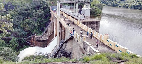 ஒட்டன்சத்திரம் அருகே பரப்பலாறு அணை நிரம்பியதால் வெளியேறும் உபரி நீர்.