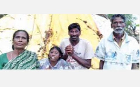 மனவளர்ச்சி குன்றிய மகன் மகளுடன் ஆறுமுகம்- முத்துலட்சுமி தம்பதியினர்.