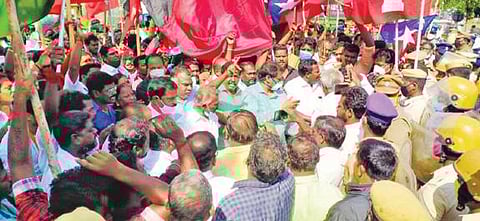 பண்ருட்டியில் திமுக கூட்டணி கட்சிகள் சார்பில் நடைபெற்ற மறியல் போராட்டத்தில் டிராக்டரில் வந்து மறியலில் ஈடுபட்ட திமுக கூட்டணி கட்சியினர்.