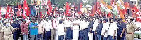 வேளாண் சட்டங்களுக்கு எதிரான விவசாயிகளின் போராட்டத்துக்கு ஆதரவு தெரிவித்து, ஆவடியில் திமுக, மார்க்சிஸ்ட் கம்யூனிஸ்ட், இந்திய கம்யூனிஸ்ட் உள்ளிட்ட கட்சிகள் சார்பில் நேற்று ஆர்ப்பாட்டம் நடைபெற்றது.