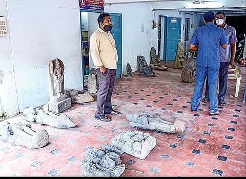 தமிழகத்தின் பல்வேறு இடங்களில் இருந்து கைப்பற்றப்பட்டு கிண்டி சிலைக் கடத்தல் தடுப்பு பிரிவு அலுவலகத்தில் வைக்கப்பட்டுள்ள பழமையான 22 சிலைகளை மத்திய தொல்லியல் துறையினர் நேற்று ஆய்வு செய்தனர்.படம்: பு.க.பிரவீன்