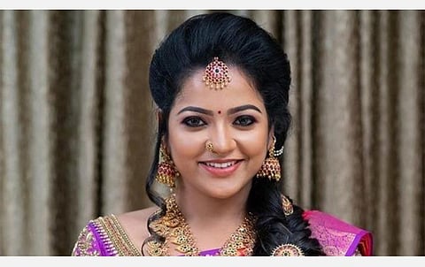 பிரபல சின்னத்திரை நடிகை சித்ரா தற்கொலை: பிரபலங்கள் அதிர்ச்சி