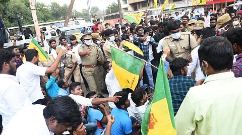 ஆர்ப்பாட்டத்தின் போது காவல்துறையினருக்கும் ஆர்ப்பாட்டக்காரர்களுக்கும் இடையே தள்ளுமுள்ளு.