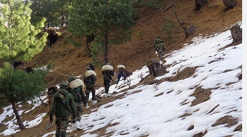 காஷ்மீரின் தொலைதூர மலைக் கிராம மக்களுக்கு ராணுவத்தினர் ரேஷன் மற்றும் மருந்துப் பொருட்களை விநியோகித்தனர் | படம்: ஏஎன்ஐ.
