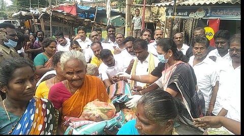 சிதம்பரம் தில்லையம்மன் கோவில் பகுதியில் தேமுதிக பொருளாளர் பிரேமலதா விஜயகாந்த் மழையால் பாதிக்கப்பட்ட மக்களுக்கு நிவாரணப் பொருள்கள் வழங்கினார்.