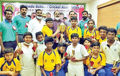 மாநில அளவிலான 14 வயதுக்குட்பட்ட வீரர்களுக்கான கிரிக்கெட் போட்டியில் சாம்பியன் பட்டத்தை வென்றவர்களுக்கு பரிசுகளை வழங்கிய திருப்பத்தூர் மாவட்ட ஆட்சியர் சிவன் அருள்.