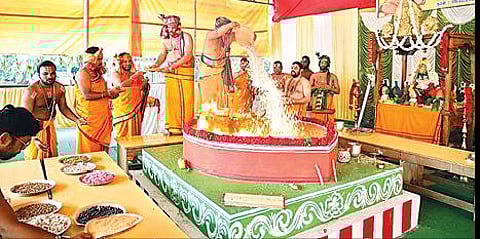 வேலூர் அடுத்த புரம் நிவாச பெருமாள் கோயிலின் 4-ம் ஆண்டை யொட்டி சிறப்பு யாகம் நடைபெற்றது.