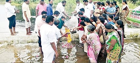 திருவண்ணாமலை வேங்கிக்கால் ஏரி நிரம்பி வெளியேறும் உபரி நீருக்கு நேற்று பூஜை செய்து வழிபட்ட பொதுமக்கள்.