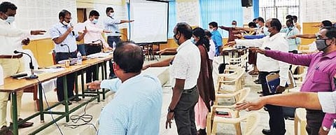 கிருஷ்ணகிரியில் நடந்த அனைத்து துறை ஆய்வுக்கூட்டத்தில் டெங்கு ஒழிப்பு மற்றும் தடுப்பு தொடர்பான உறுதிமொழியை ஆட்சியர் ஜெயசந்திர பானு ரெட்டி தலைமையில் அலுவலர்கள் ஏற்றுக் கொண்டனர்.