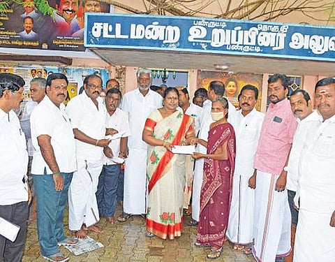 கீழ்அருங்குணம் கூட்டுறவு கடன் சங்கம் சார்பில் மகளிருக்கு சேமிப்பு கடனை சத்யா பன்னீர்செல்வம் எம்எல்ஏ வழங்கினார்.